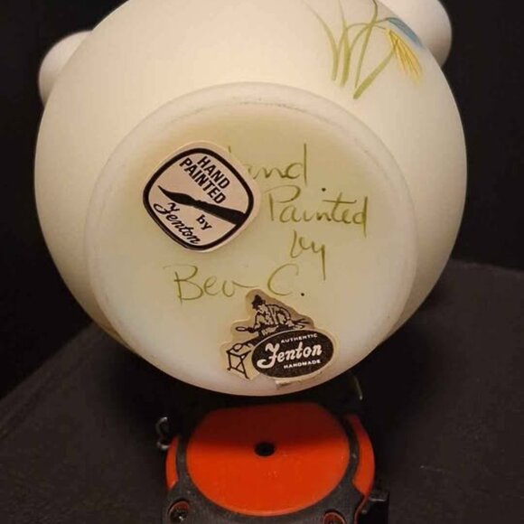 Vtg Fenton UV Reactive Custard Satin Hand-Painted Ruffled Vase - Picture 6 of 9